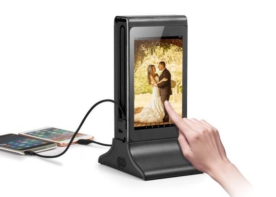 Cuadro de metal negro multiscreen señalización digital portátil nuevo escritorio pequeño reproductor de publicidad con estación de carga