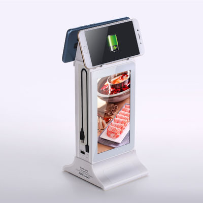 Señalización digital en escritorio negro