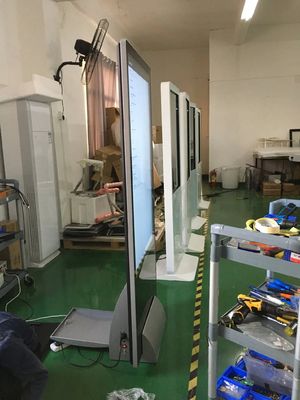 Quiosco de pantalla táctil de 43 pulgadas con resolución de 1920x1080 y brillo de 400CD/M2