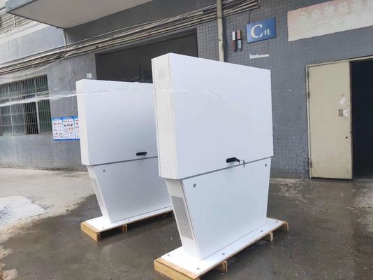 En el exterior, la señalización digital del soporte de piso