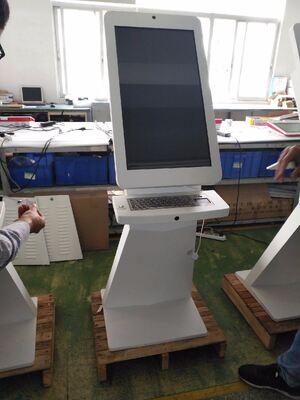 Puntos de contacto 10 puntos de señalización digital interactiva con conectividad Wi-Fi Bluetooth USB que mejora las estrategias de marketing digital