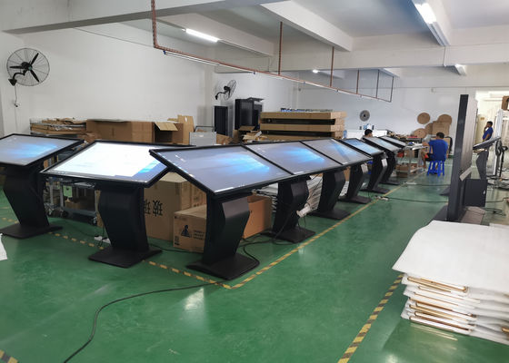 65 soporte del piso del jugador del anuncio del quiosco de la pantalla táctil del monitor LCD AC100V de la pulgada